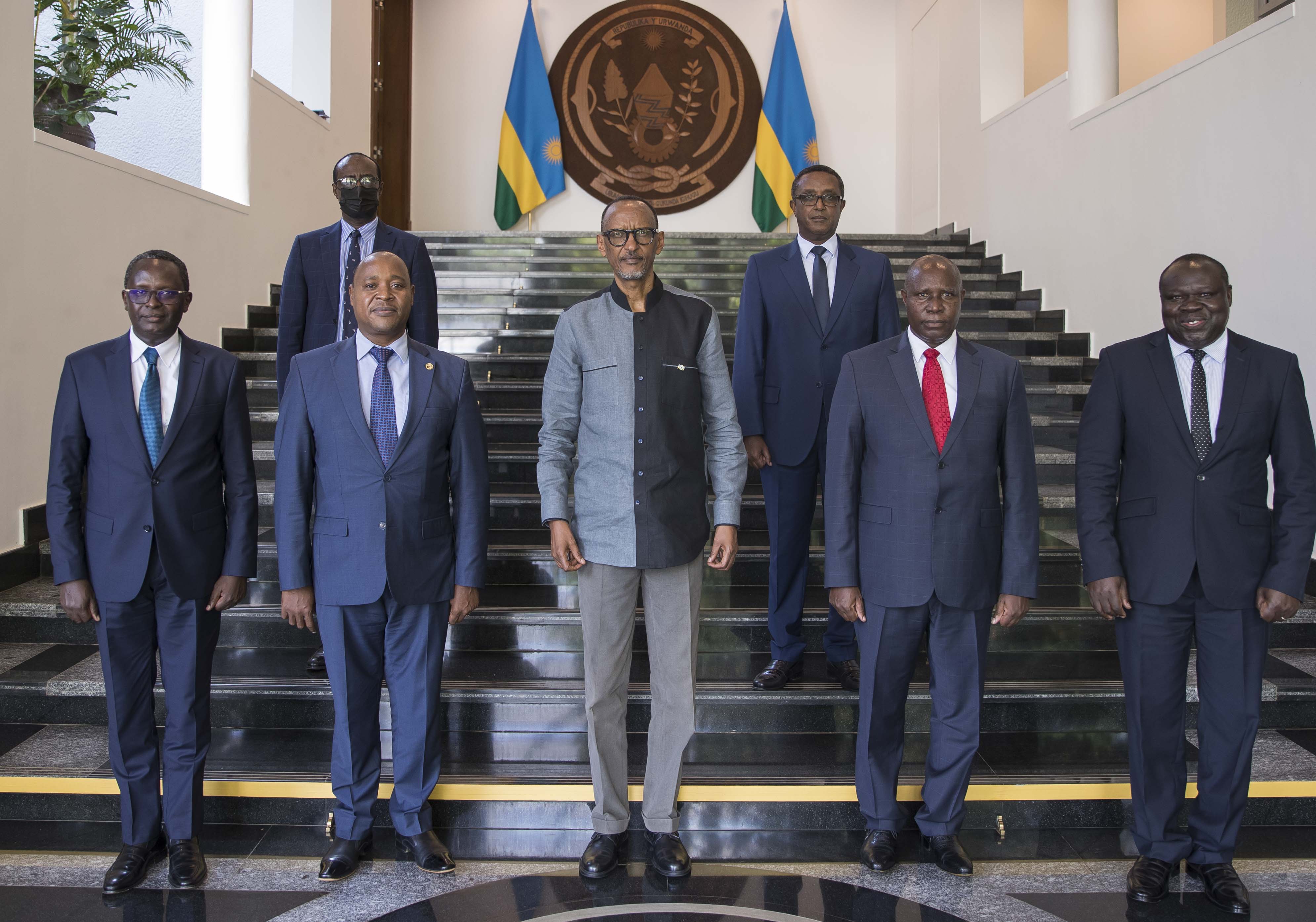 President Paul K​agame with EAC Secretary General Hon. Dr. Peter Mathuki (second left) at State House, Kigali. Also in the photo are from left EALA Speaker Rt. Hon. Ngoga Martins, EACJ Judge President Nestor Kayobera and EAC Deputy Secretary General in charge of the Productive and Social Sectors, Hon. Christophe Bazivamo. 