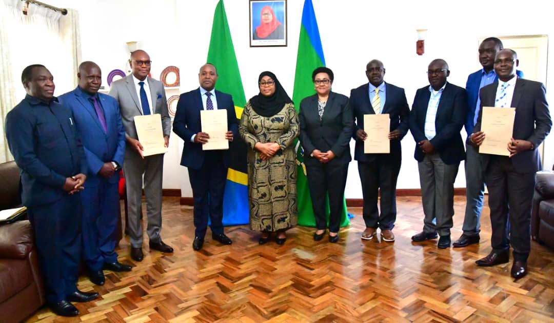 H.E. Samia Suluhu posing for a photo with the EAC Secretary General Hon. (Dr.) Peter Mathuki and other Heads of Regional Institutions as they were handed over the title deeds.