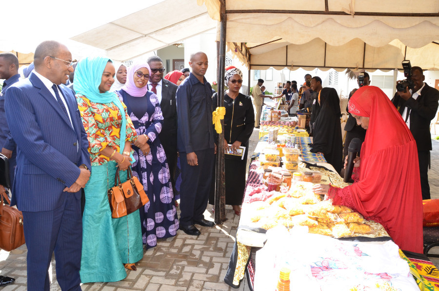 (K-L) Rais wa Zanzibar Mhe.Dkt Hussein Mwinyi, Mke wa Rais, Mama Mariam Mwinyi na baadhi ya wageni waalikwa wasikiliza maelezo ya mmoja baadhi ya waonyeshaji bidhaa kwenye viwanja vya Maadhimisho ya Kiswahili,Zanzibar.