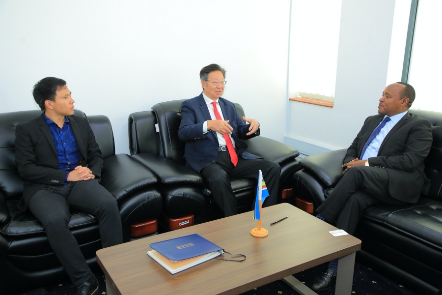 EAC Secretary General Hon. (Dr.) Peter Mathuki (right) confers with the President of the American Chinese CEOs Society, Mr. Robert Sun, at the EAC Headquarters in Arusha. Looking on (left) is the CEO of the Society, Mr. Jerry Shang.