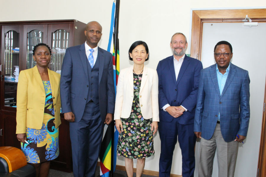  EAC Secretary General Liberat Mfumukeko (second left), the Charge d’Affairs at the US Embassy in Tanzania, Dr. Inmi Patterson (centre), and other officers from the EAC Secretariat and the American Embassy at the EAC Headquarters in Arusha, Tanzania.