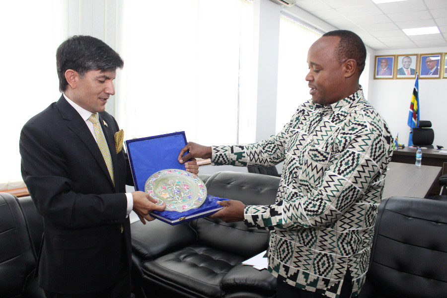 The Pakistani High Commissioner, Amb. Muhammad Saleem, presents a souvenir to the EAC Secretary General Dr. Peter Mathuki at the latter’s office in Arusha. 