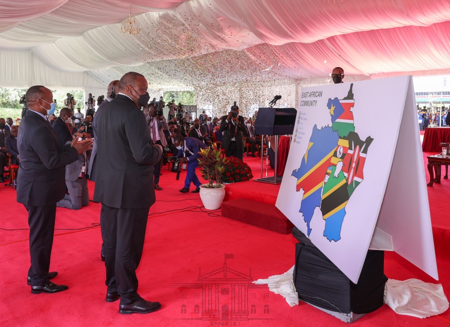 President Uhuru Kenyatta (Kenya, extreme right) and DRC President Félix-Antoine Tshisekedi applaud the new map of the EAC after the entry of DRC into the Community.