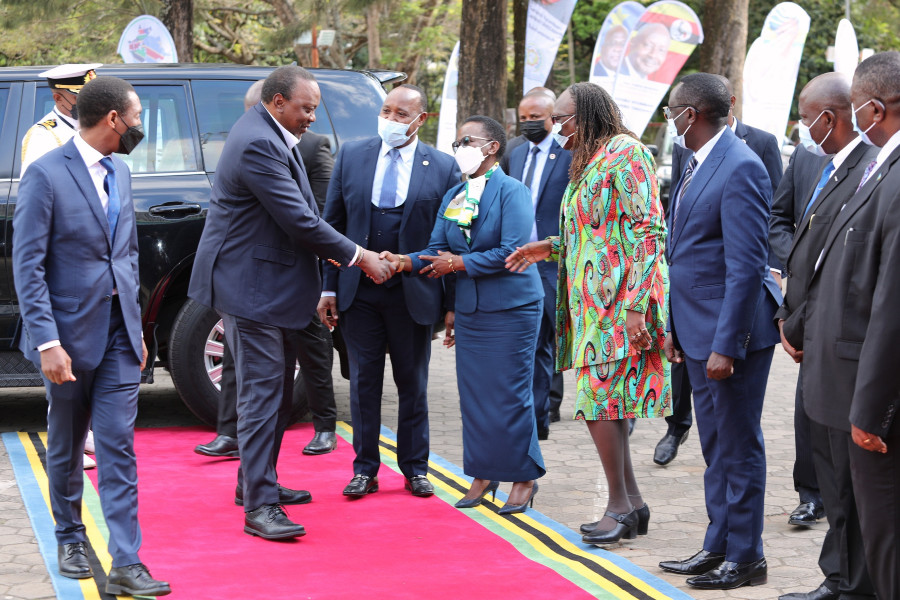 Kenya's President and Chairperson of the EAC Summit, H.E. Uhuru Kenyatta is welcomed by Tanzania's Minister of Foreign Affairs and East African Cooperation, Ambassador Liberata Mulamula, to the High Level Retreat for the Summit on the EAC Common Market in Arusha, Tanzania. 